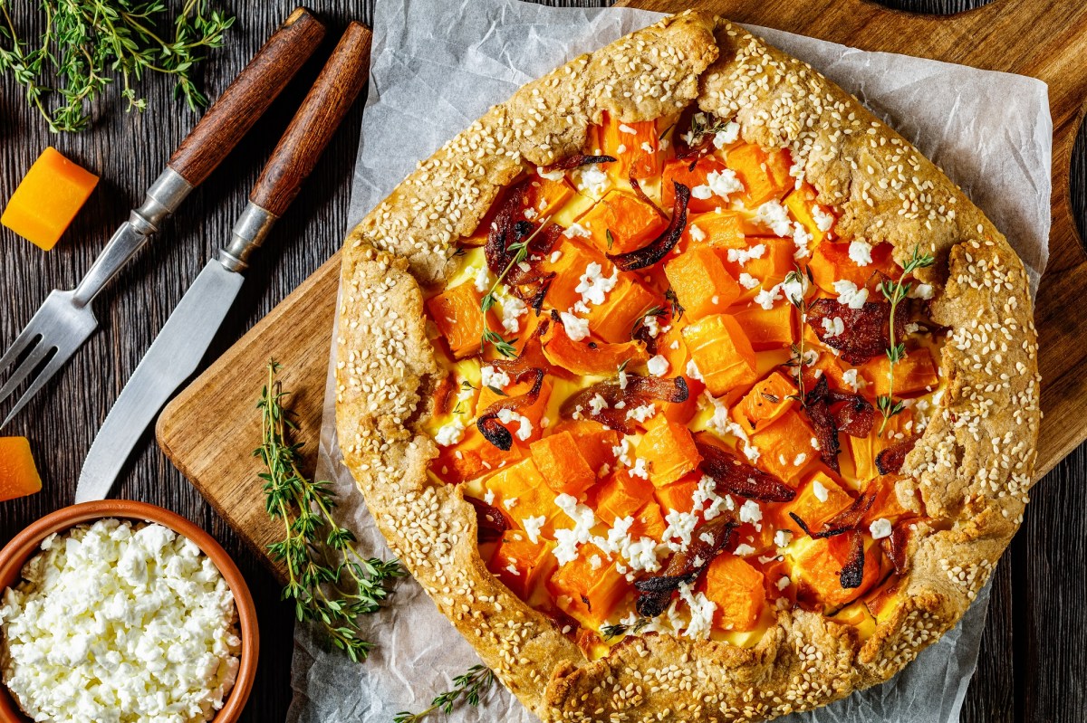 Eine KÃ¼rbis-Galette mit Feta in der Draufsicht.