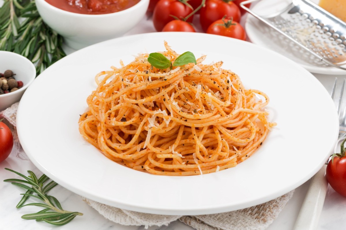 Ein tiefer Teller mit Pasta alla Bersagliera.