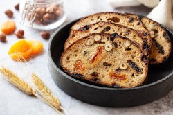 Pflaumenbrot in Scheiben geschnitten.