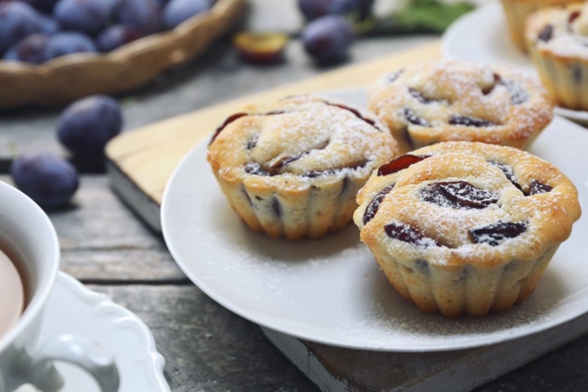 Drei Pflaumenmuffins auf einem Teller.