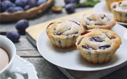 Drei Pflaumenmuffins auf einem Teller.