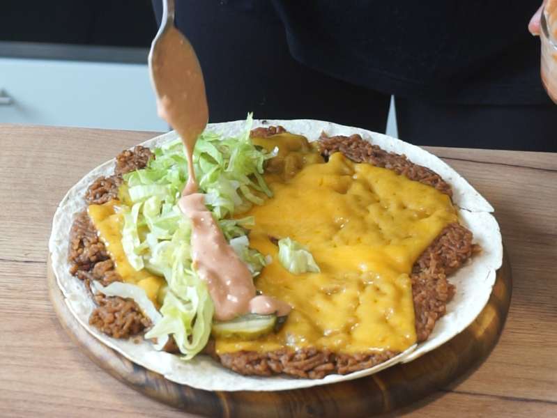 Big-Mac-Taco auf einem Holzbrett