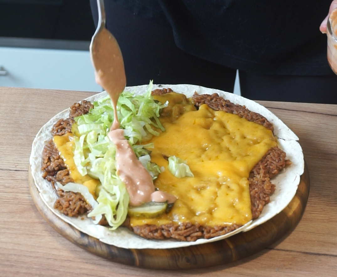 Big-Mac-Taco auf einem Holzbrett