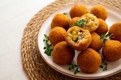 Teller mit Zucchini-Arancini