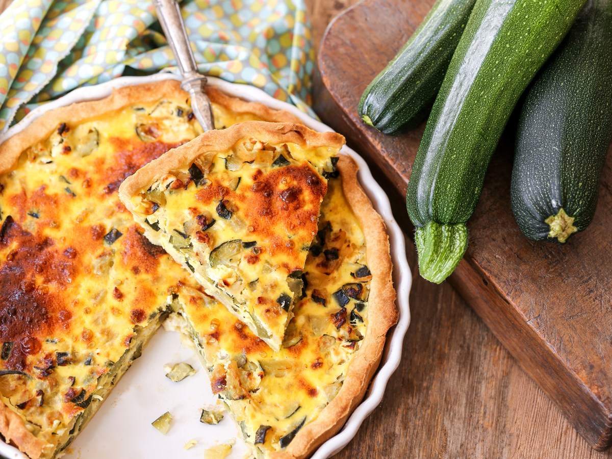 Eine Zucchini-Quiche auf einem Tisch.