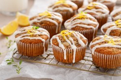 Zucchini-Zitronen-Muffins auf einem Kuchengitter.