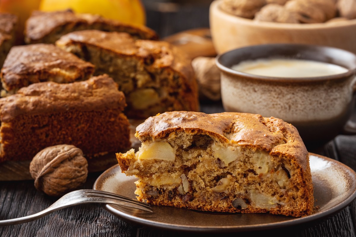 Ein stÃ¼ck Apfel-Bananen-Kuchen auf einem Teller.