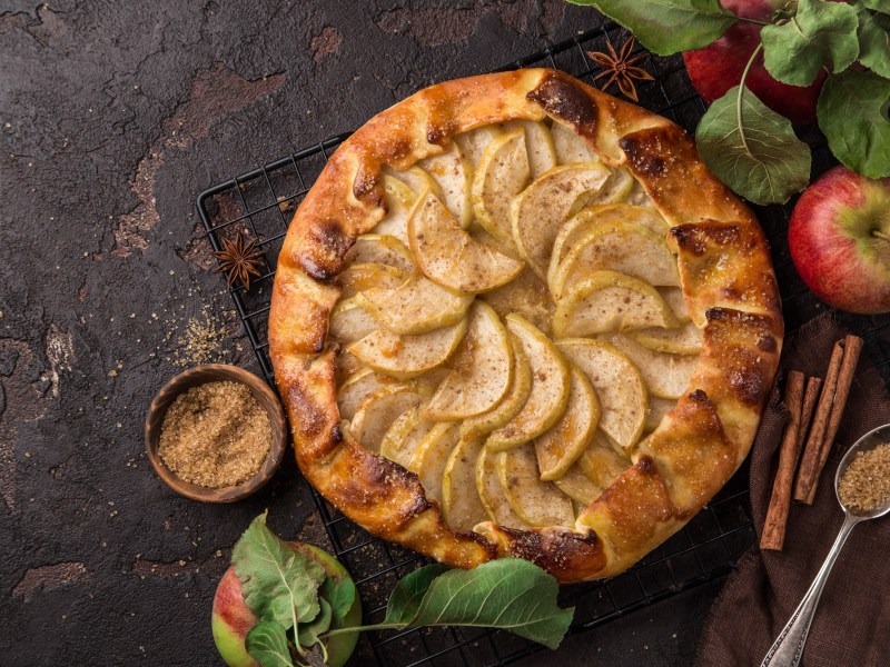 Apfel-Galette auf dunklem Untergrund.