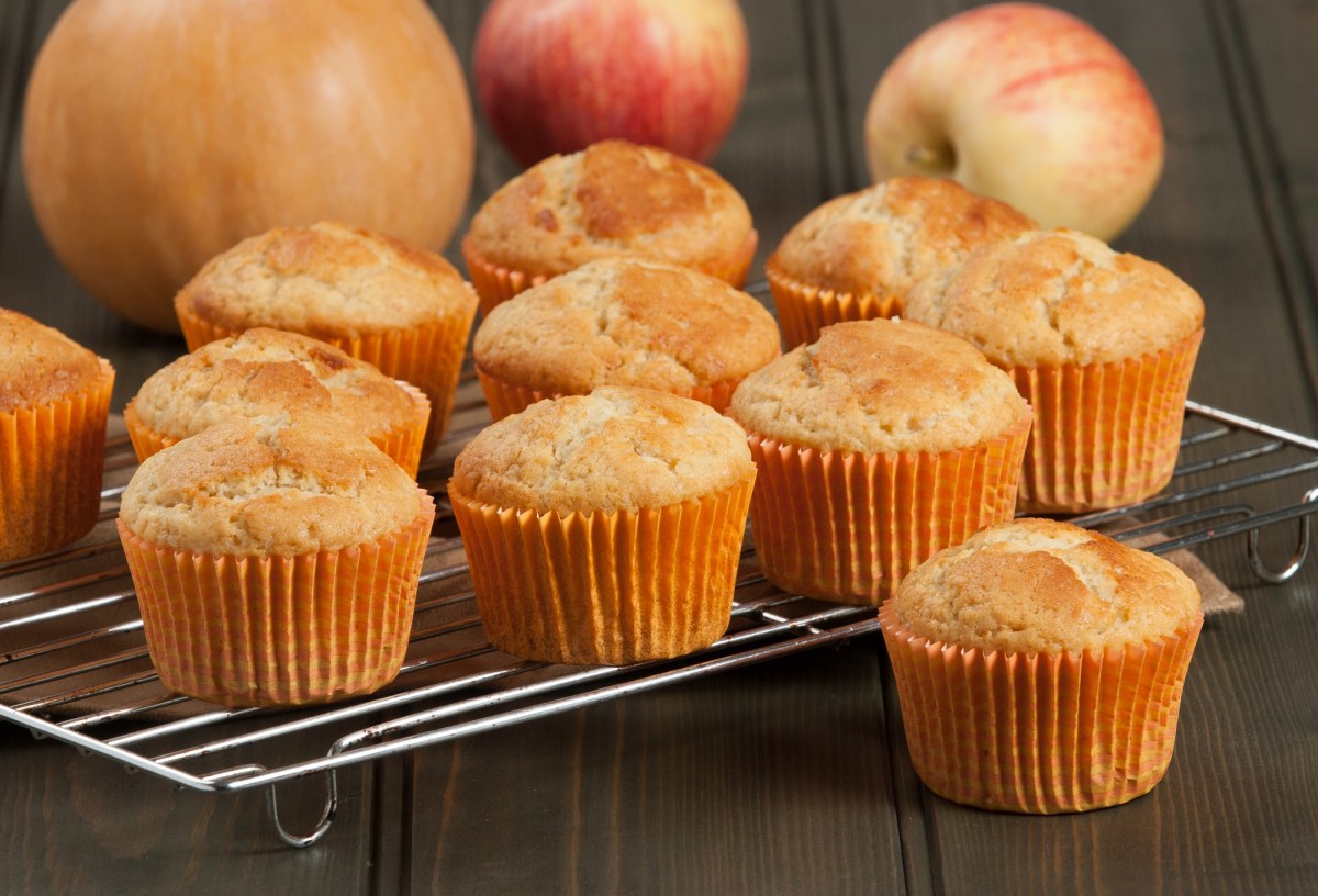 Apfel-KÃ¼rbis-Muffins auf einem Kuchengitter.