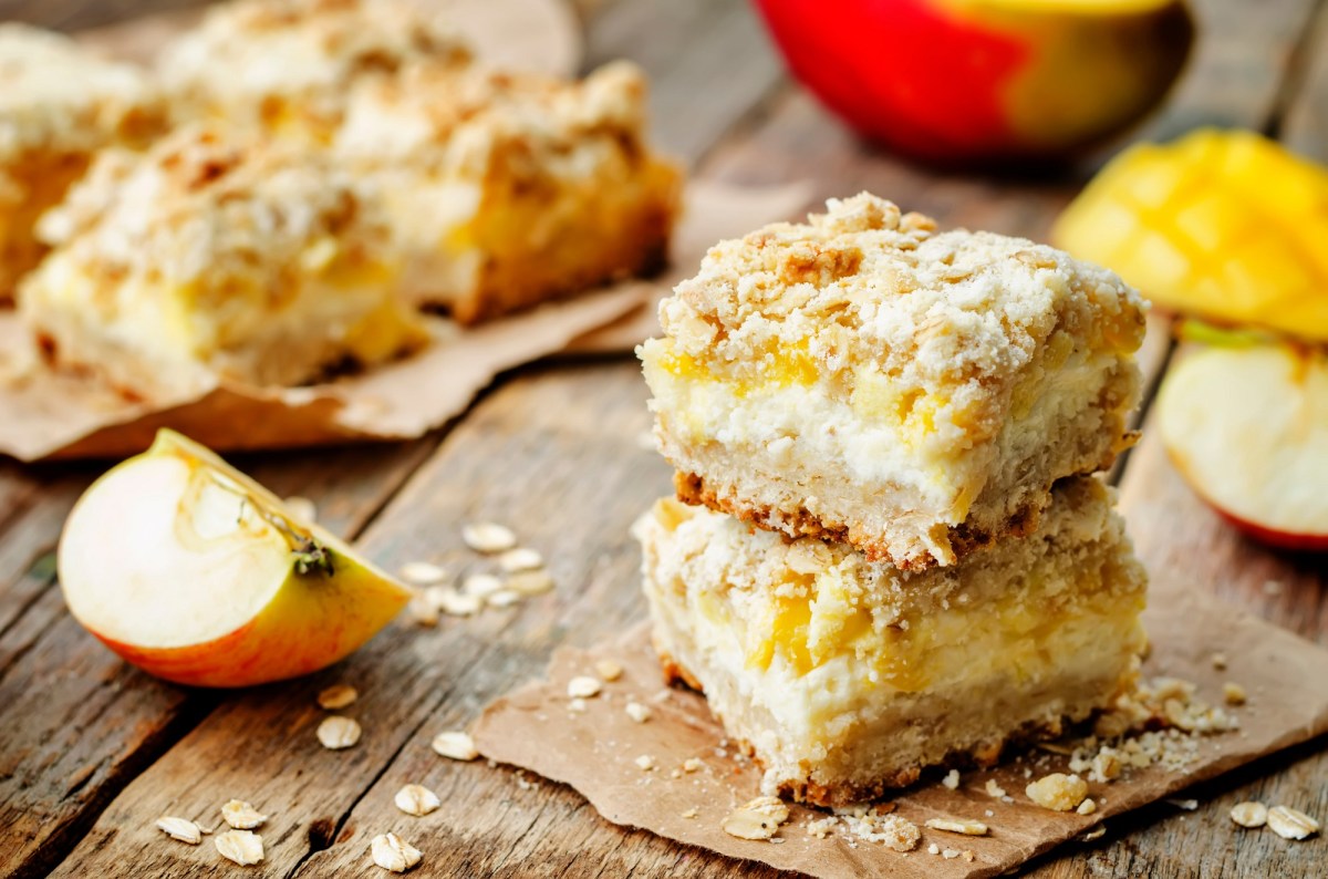 Zwei Apfel-Mango-Schnitten auf einem herbstlich dekorierten Tisch.