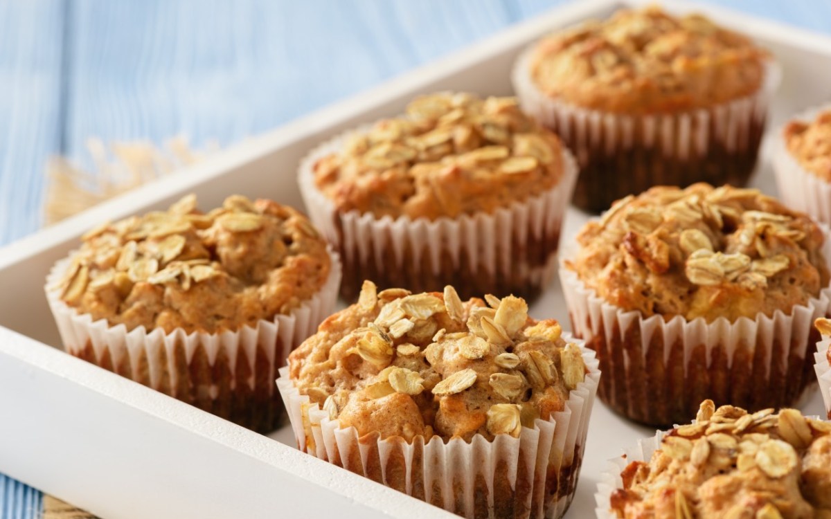 Mehrere Apfel-MÃ¶hren-Muffins auf einem Tablett.