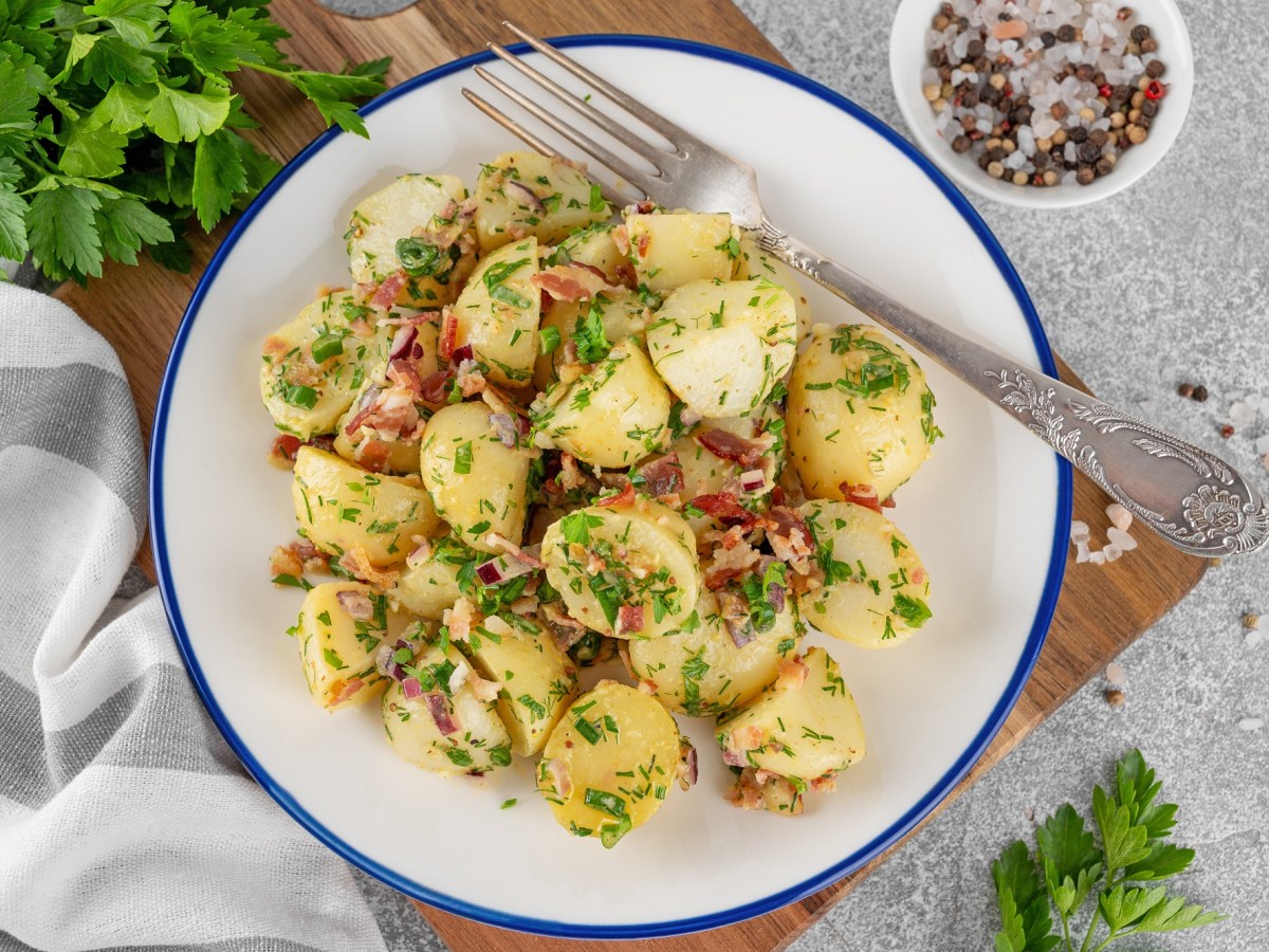 Schale mit bayerischem Kartoffelsalat