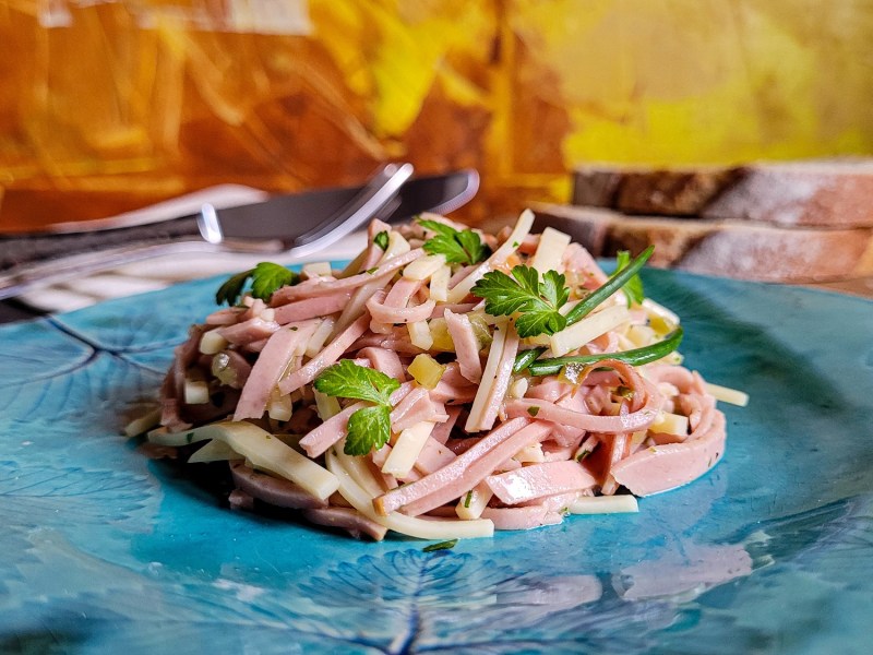 Teller mit bayerischem Wurstsalat