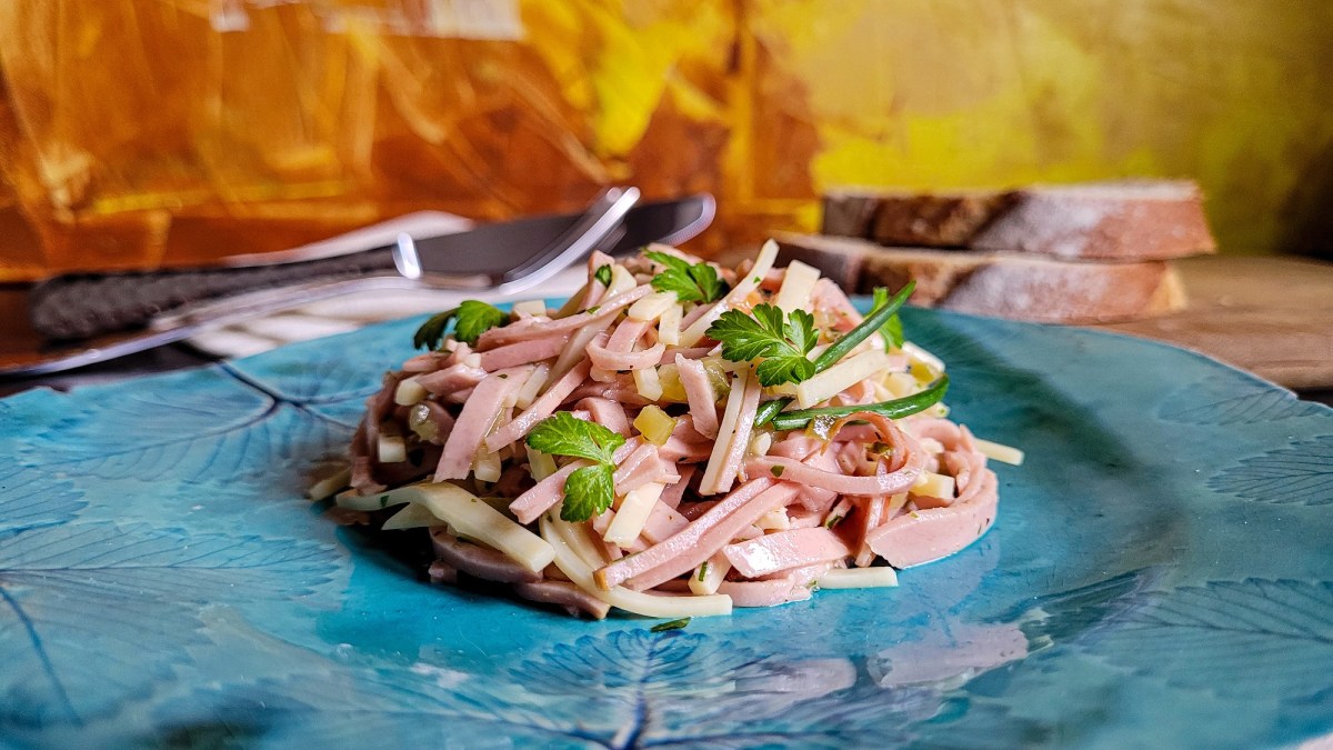 Teller mit bayerischem Wurstsalat