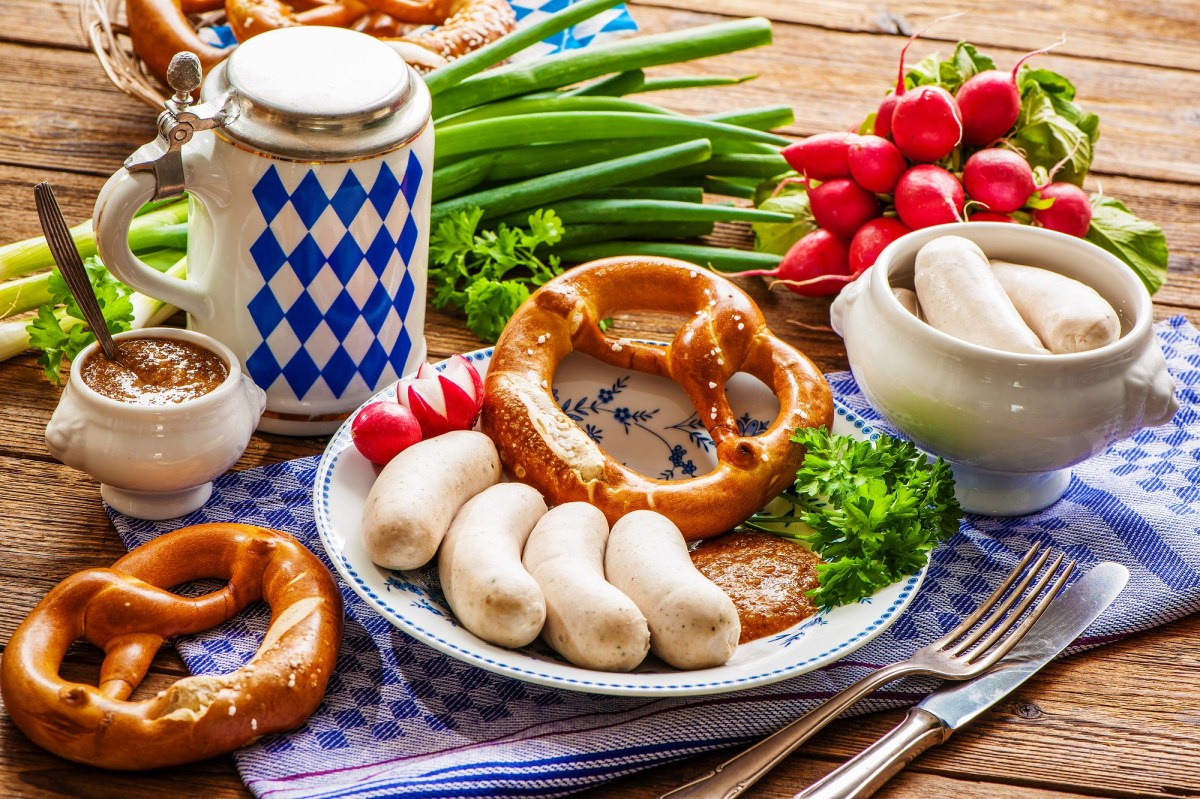 Gedeckter Tisch mit einem bayerischen WeiÃŸwurstfrÃ¼hstÃ¼ck