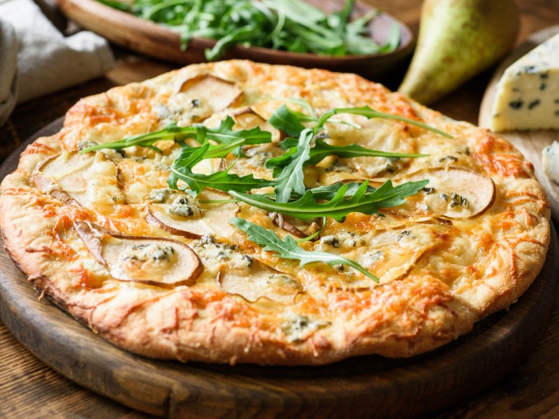 Eine Pizza mit Birne und BlauschimmelkÃ¤se und Rucola