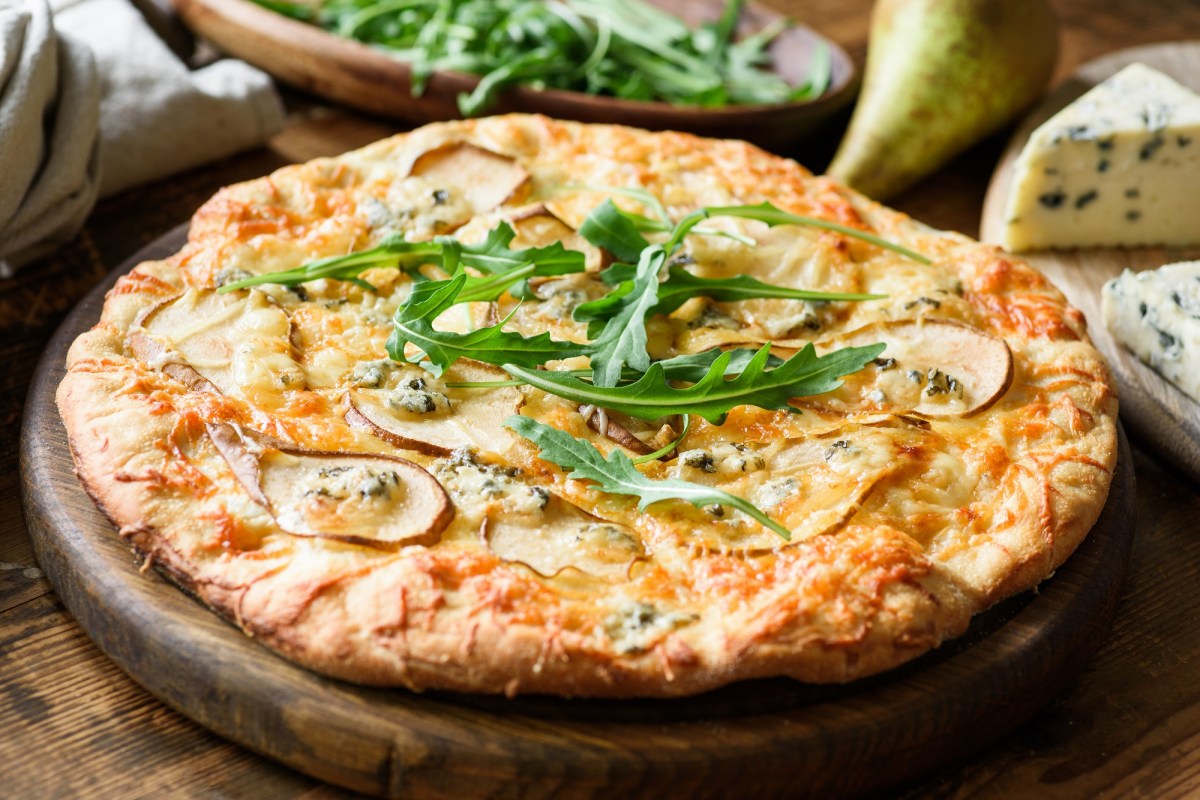 Eine Pizza mit Birne und BlauschimmelkÃ¤se und Rucola