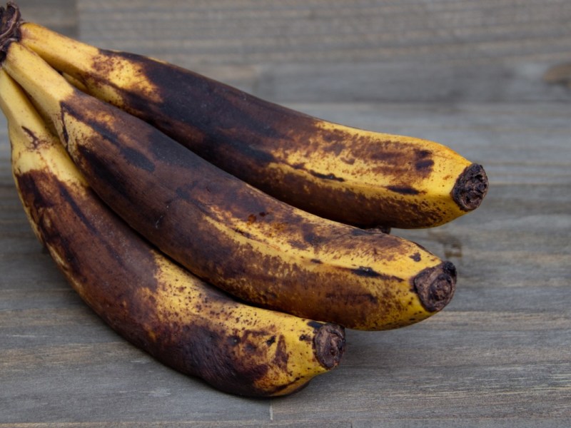 Braune Bananen essen: drei sehr reife Bananen.