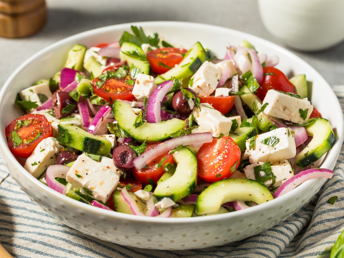 Choriatiki - griechischer Bauernsalat in einer Schüssel.