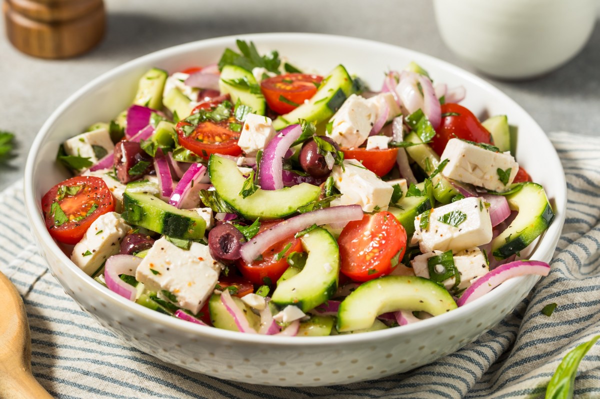 Choriatiki - griechischer Bauernsalat in einer SchÃ¼ssel.