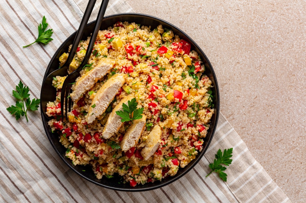 Couscous-Salat mit HÃ¤hnchen in einer SchÃ¼ssel.