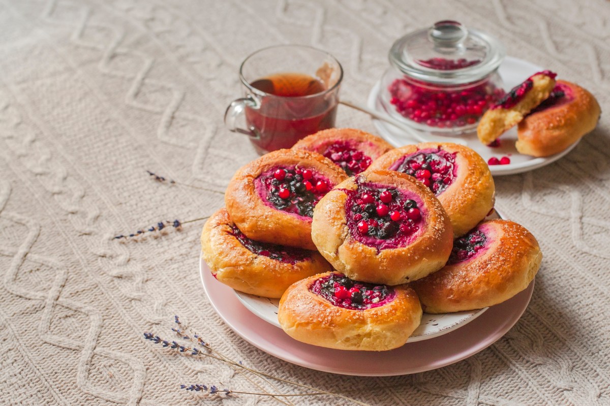 Cranberry-HefebrÃ¶tchen auf einem Teller.