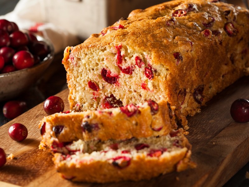 Ein Cranberry-Kuchen auf einem Holzbrett.