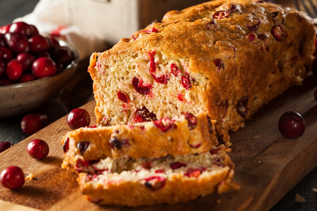 Ein Cranberry-Kuchen auf einem Holzbrett.