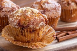 mehrere French-Toast-Muffins auf einem Tisch