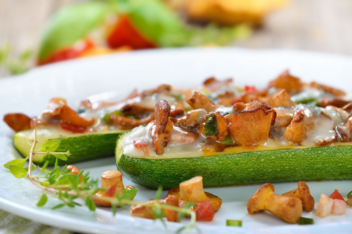 GefÃ¼llte Zucchini mit Pfifferlingen auf einem Teller. Nahaufnahme.