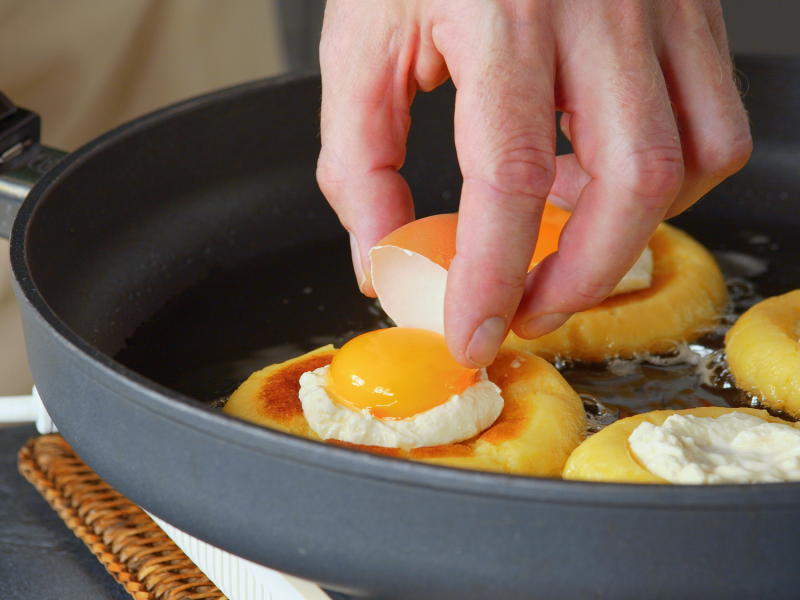 Pfanne mit gefüllten Kartoffelplätzchen