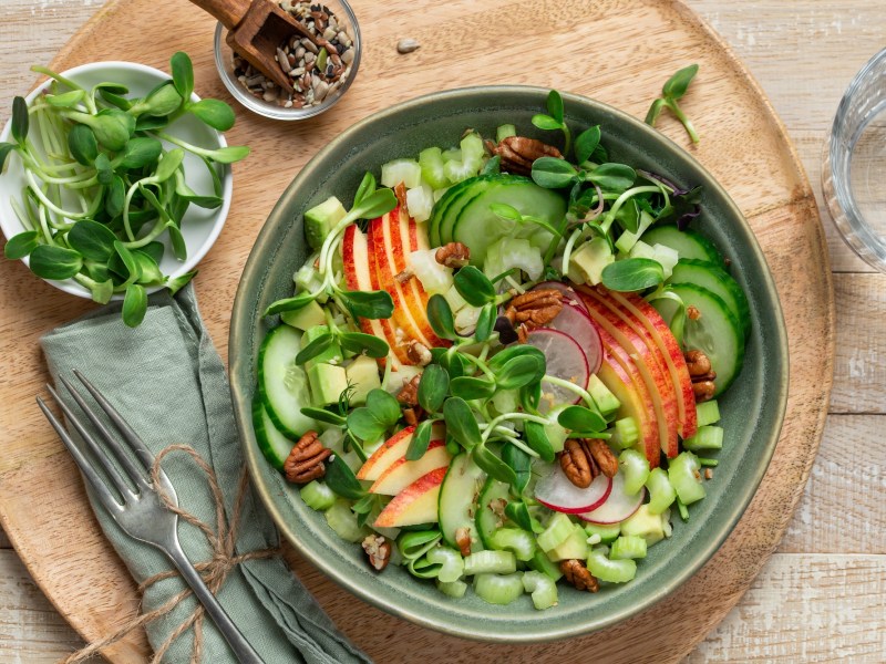 Schale mit Gurken-Apfel-Salat