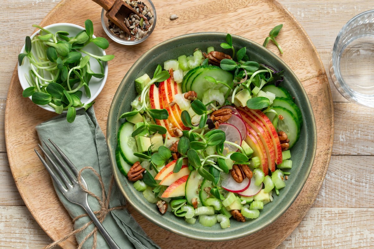 Schale mit Gurken-Apfel-Salat