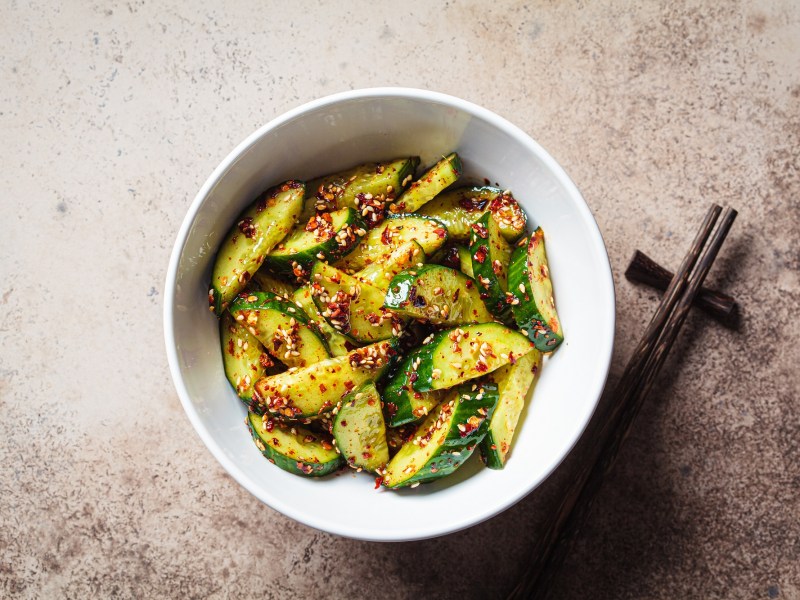 Gurkensalat Cucumber Guy: eine Schale Gurkensalat mit Chili und Sesam.