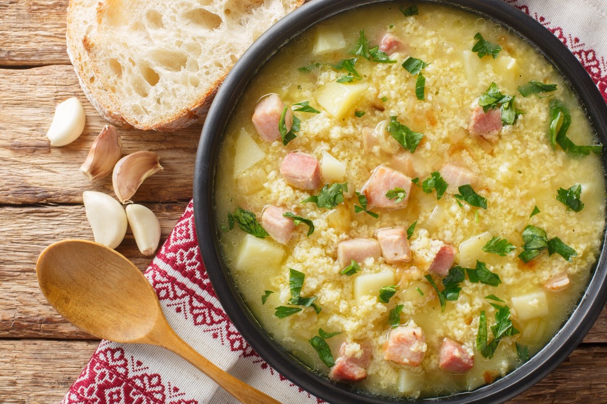 Eine Hirsesuppe mit Speck in einer SchÃ¼ssel.