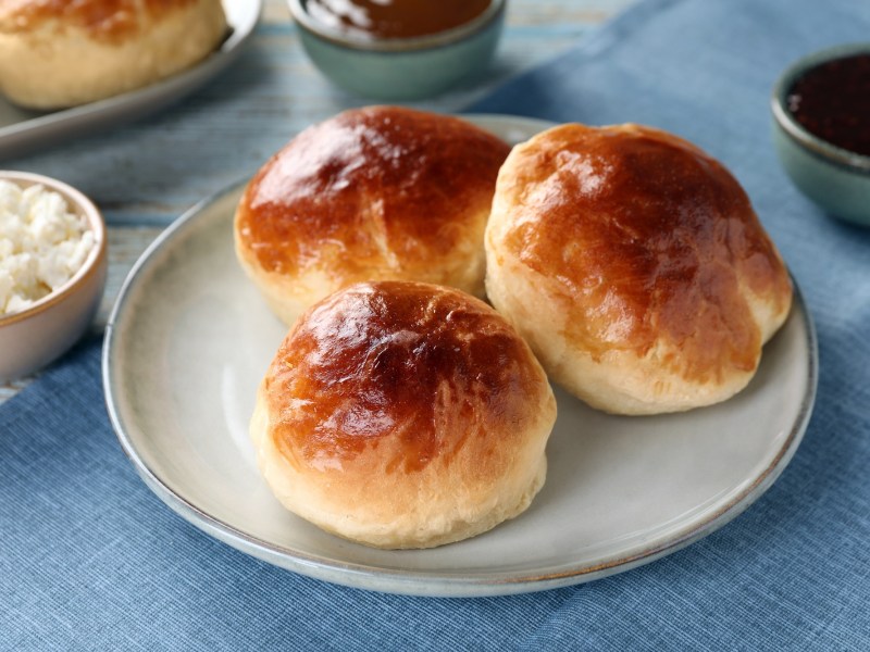 Ein paar HÃ¼ttenkÃ¤se-BrÃ¶tchen auf einem Teller.