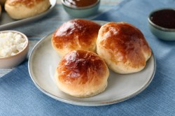 Ein paar Hüttenkäse-Brötchen auf einem Teller.