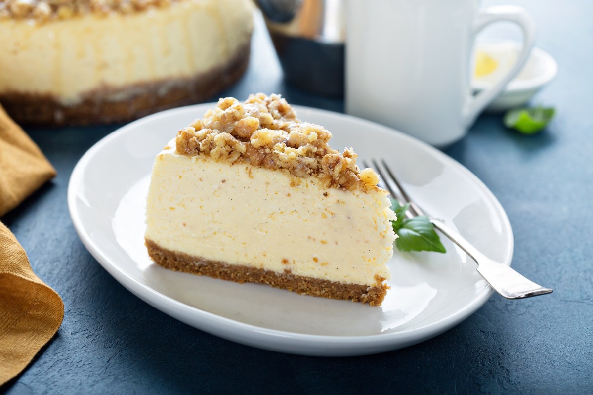 KÃ¤sekuchen mit Streuseln auf einem weiÃŸen Teller.