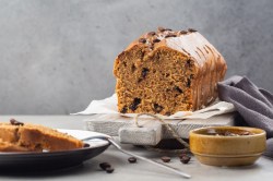 Ein Kaffee-Kastenkuchen auf einem Tisch.