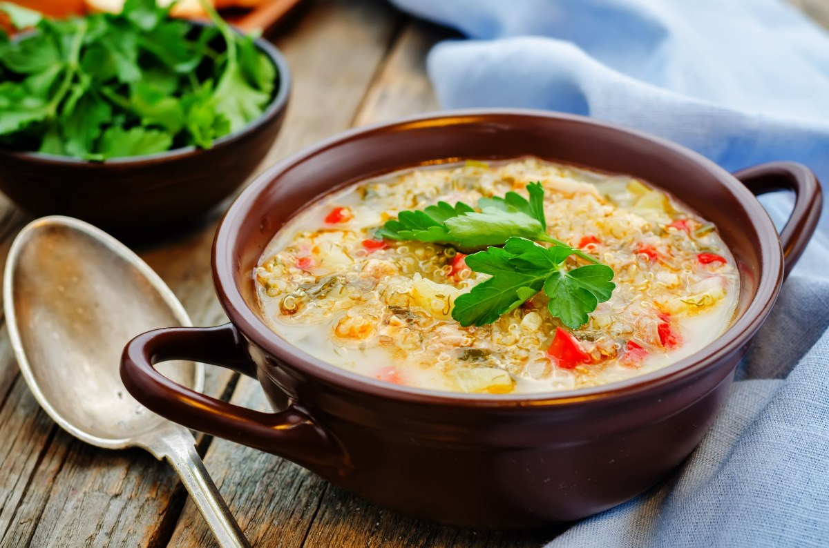 Eine Milchsuppe mit Quinoa in einer SchÃ¼ssel.