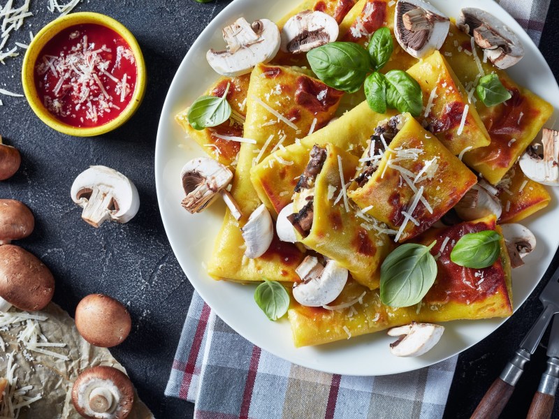 Pfannkuchenrollen mit Champignons auf einem Teller.