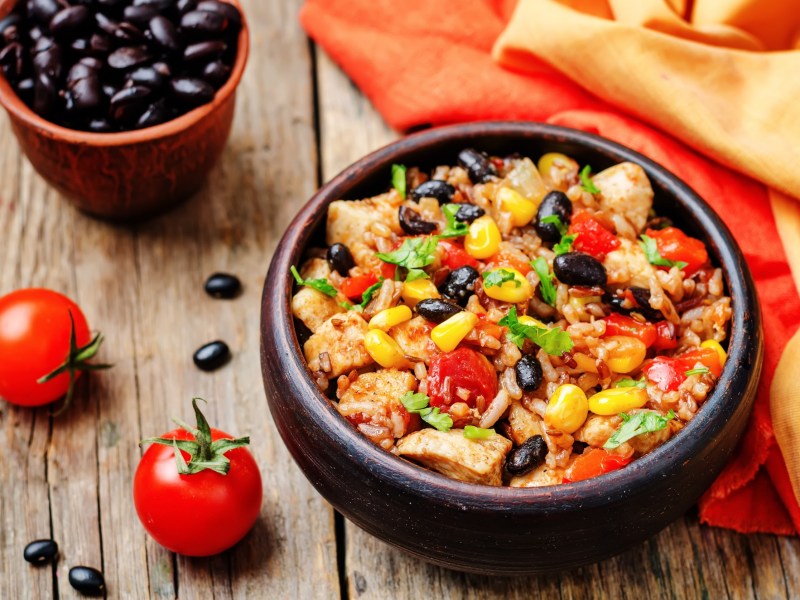 Eine Reis-Bowl mit Hähnchen.