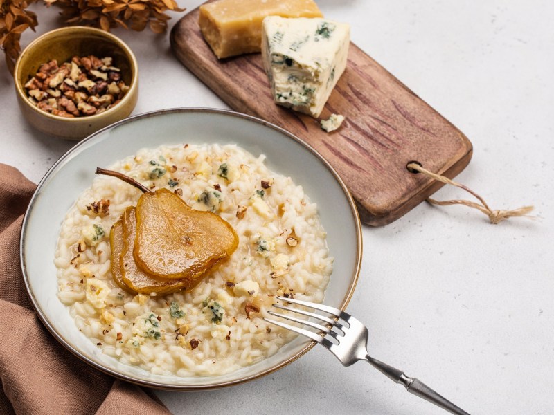 Ein Teller Risotto mit Gorgonzola und Birne.