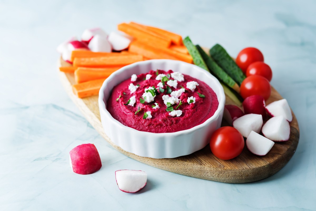 SchÃ¤lchen mit Rote-Bete-Feta-Aufstrich und GemÃ¼sesticks daneben.