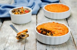 Shepherd's Pie mit Süßkartoffelpüree in 2 runden Auflaufformen.