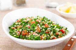 Eine weiße Schüssel Tabouleh.