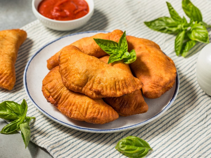 Thunfisch-Panzerotti auf einem Teller.