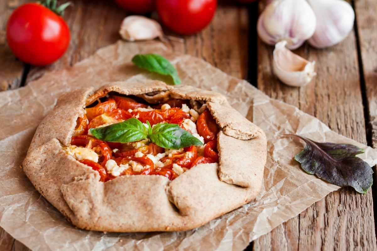 Tomaten-Feta-Galette auf einem StÃ¼ck Backpapier