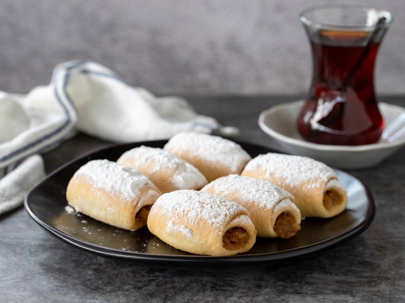 TÃ¼rkische Apfeltaschen auf einem Tablett.