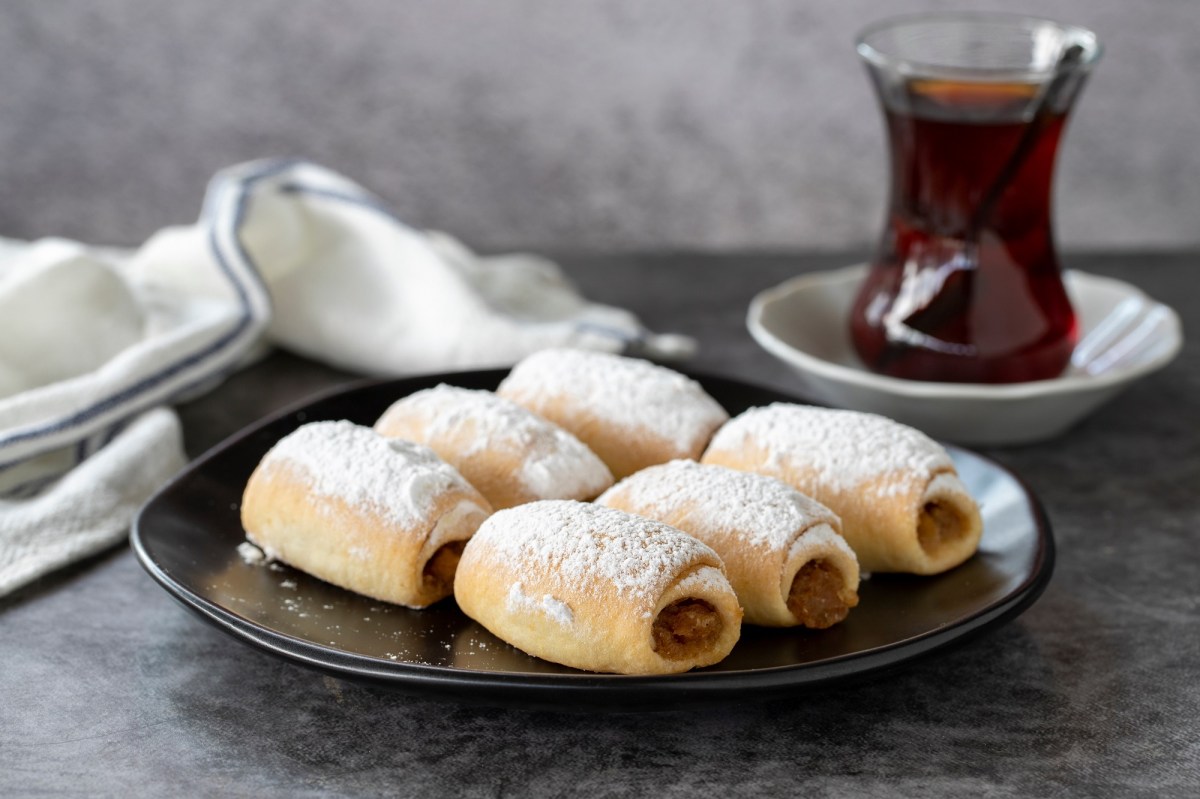 TÃ¼rkische Apfeltaschen auf einem Tablett.